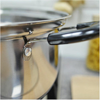 БЕЗ ТМ Кастрюля Promo, объем 5,5 л, из нержавеющей стали с крышкой из жаропрочного стекла (104617)